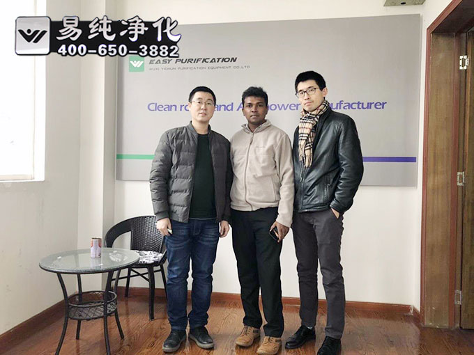 無錫易純凈化工程經(jīng)理與外貿人員及國外客戶合影留念